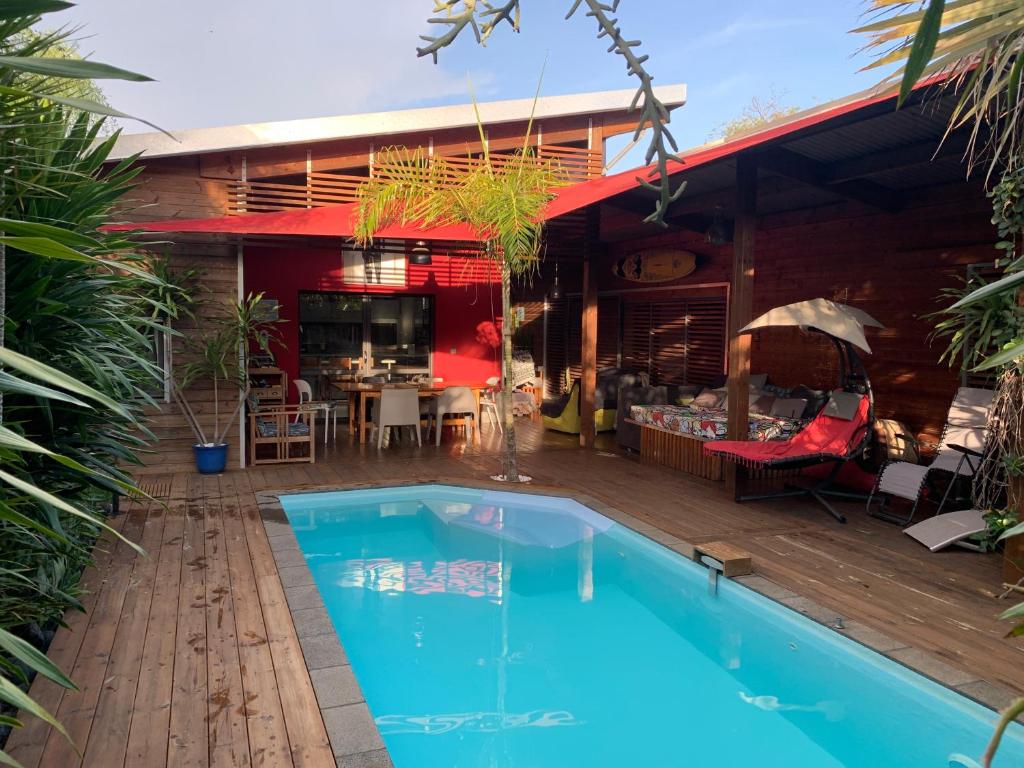 una piscina frente a una casa en Ti Koin Trankil Belle & spacieuse villa tropicale en Saint-Pierre