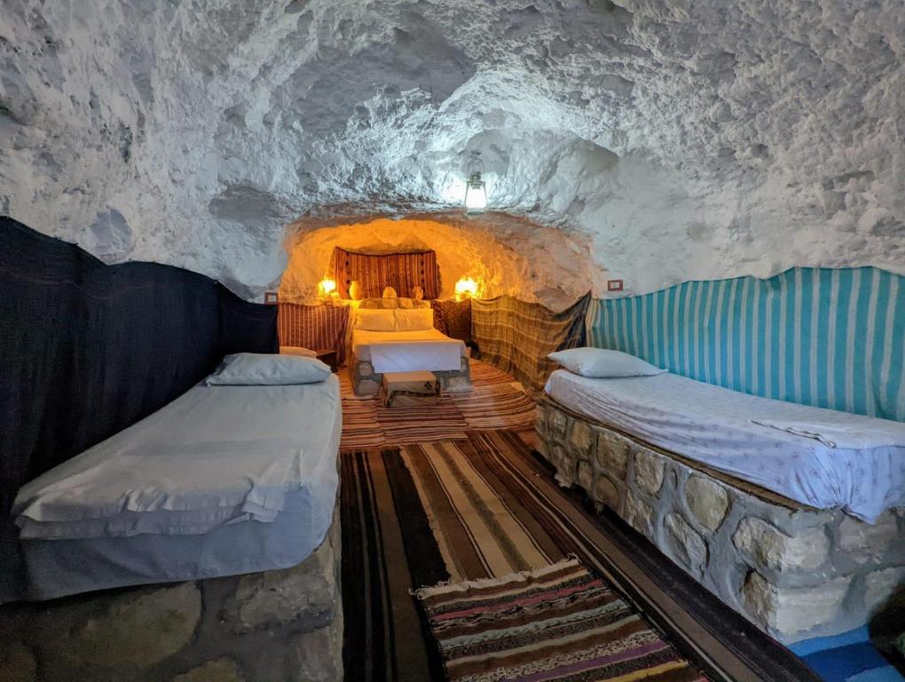 Zimmer mit 2 Betten in einer Höhle in der Unterkunft Dar Fatma Toujane in Tūjān