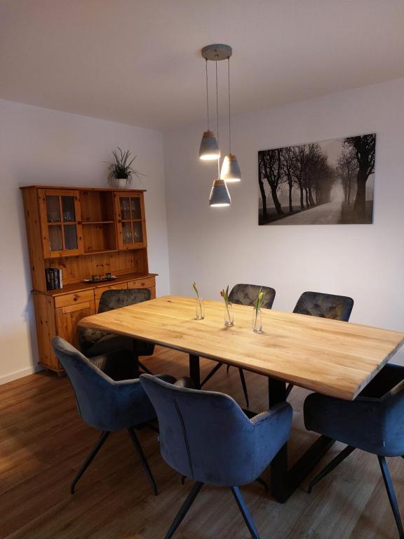 a dining room with a wooden table and chairs at Ferienwohnung Rathenow an der Havel in Rathenow