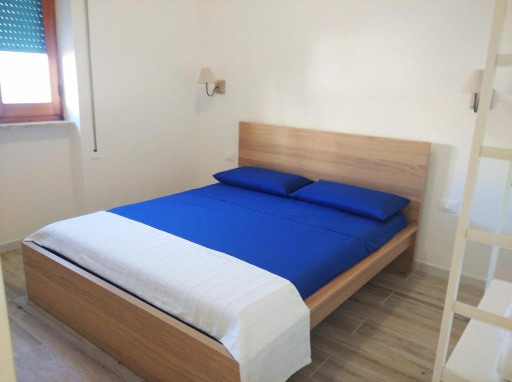 una camera da letto con un letto con cuscini blu di Casa Francesca a Torre Canne