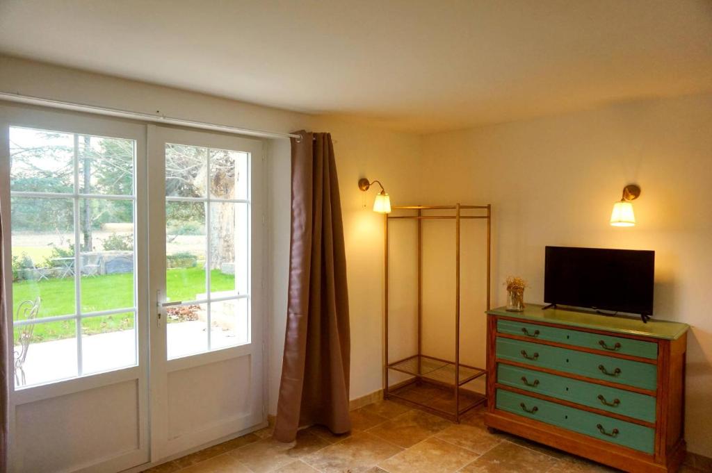 Televízia a/alebo spoločenská miestnosť v ubytovaní Mas de la Roule, 4 studios, piscine chauffée, studio SPA, parc 2 ha, Pont d'Avignon à pied