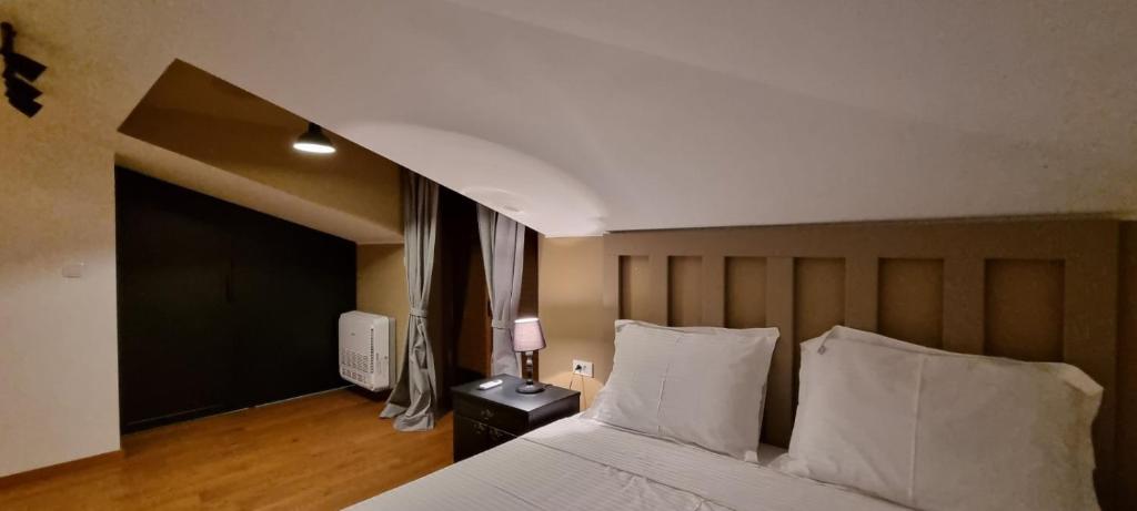 Un dormitorio con una cama grande con almohadas blancas. en Apartman Green Lux, en Vrnjačka Banja