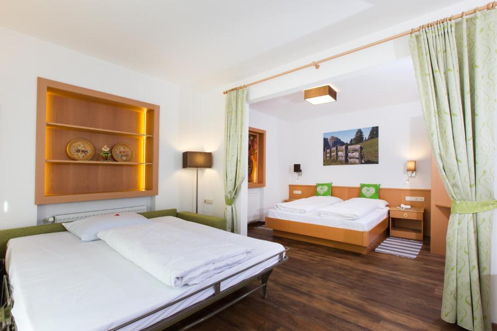 Postel nebo postele na pokoji v ubytování Hotel Gasthof Weiherbad
