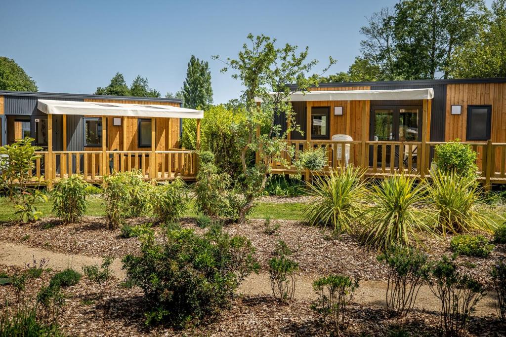 una casa con un jardín delante de ella en Le Domaine De Mesqueau en Plougasnou