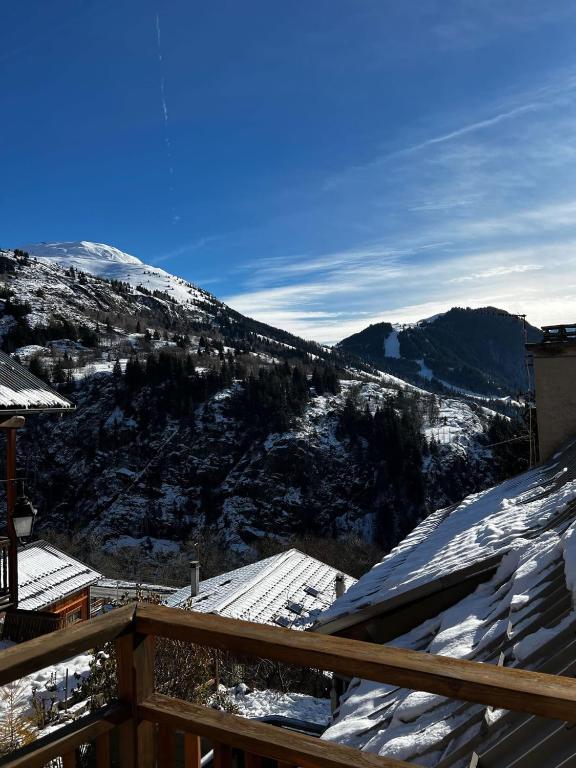 Widok na góry z tego domu w stylu alpejskim