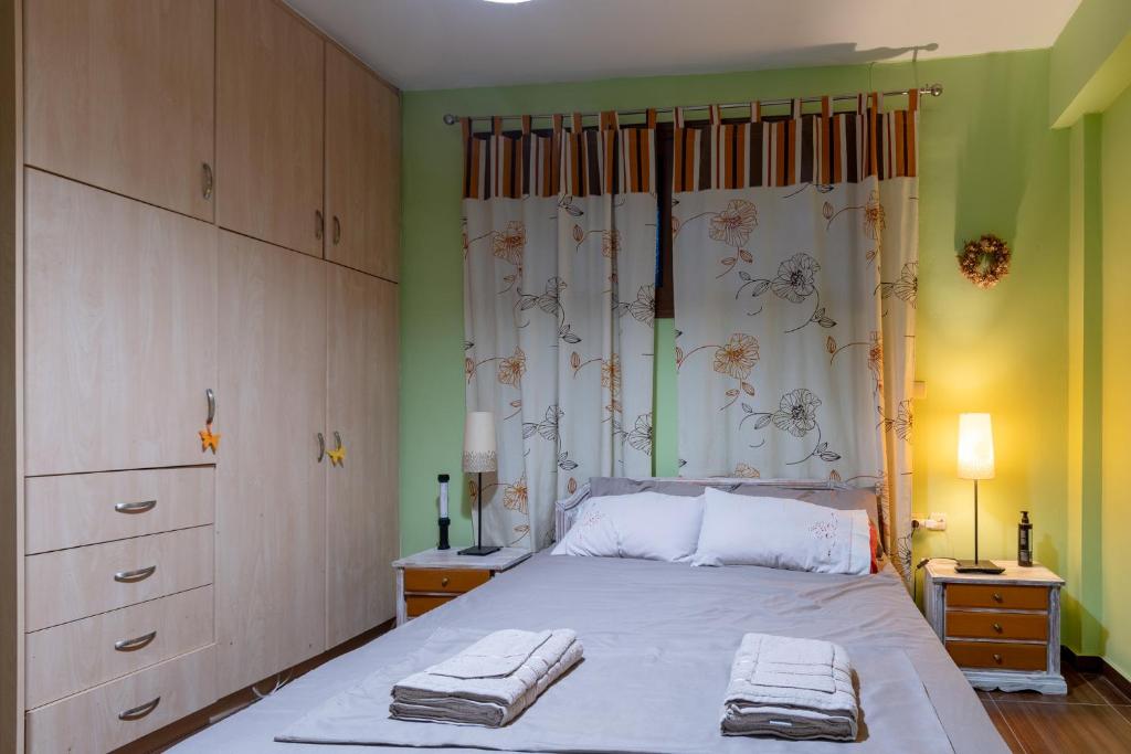 um quarto com uma cama com duas toalhas em Alice house 3 em Amarinthos