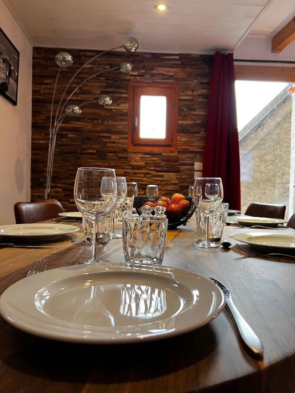 Zdjęcie z galerii obiektu Chalet des Grangettes avec jardin, sauna et Appli Roadbook - Huez w mieście LʼHuez