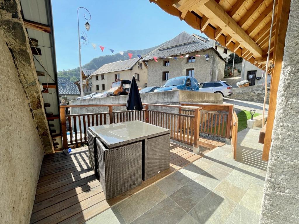 Widok na góry z tego domu w stylu alpejskim