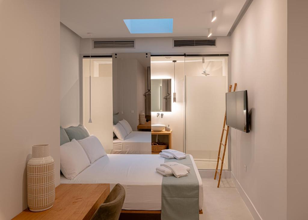 Letto o letti in una camera di Ciel Suites Athens