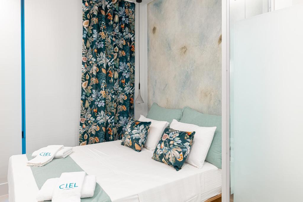Letto o letti in una camera di Ciel Suites Athens