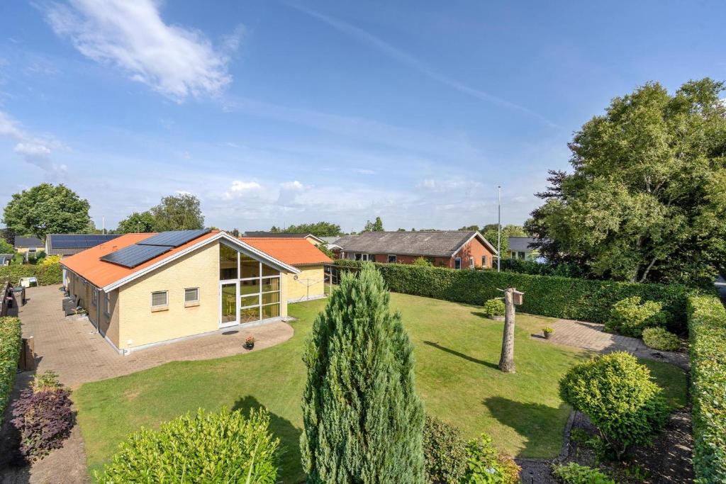 une maison avec un toit solaire sur une cour dans l'établissement Casa Fyrrevænget, à Billund