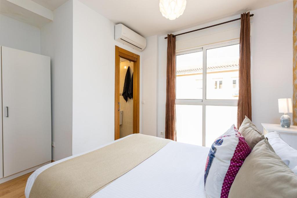 Posteľ alebo postele v izbe v ubytovaní Holidays2Malaga Cruz Verde City center with AirCon & WiFi