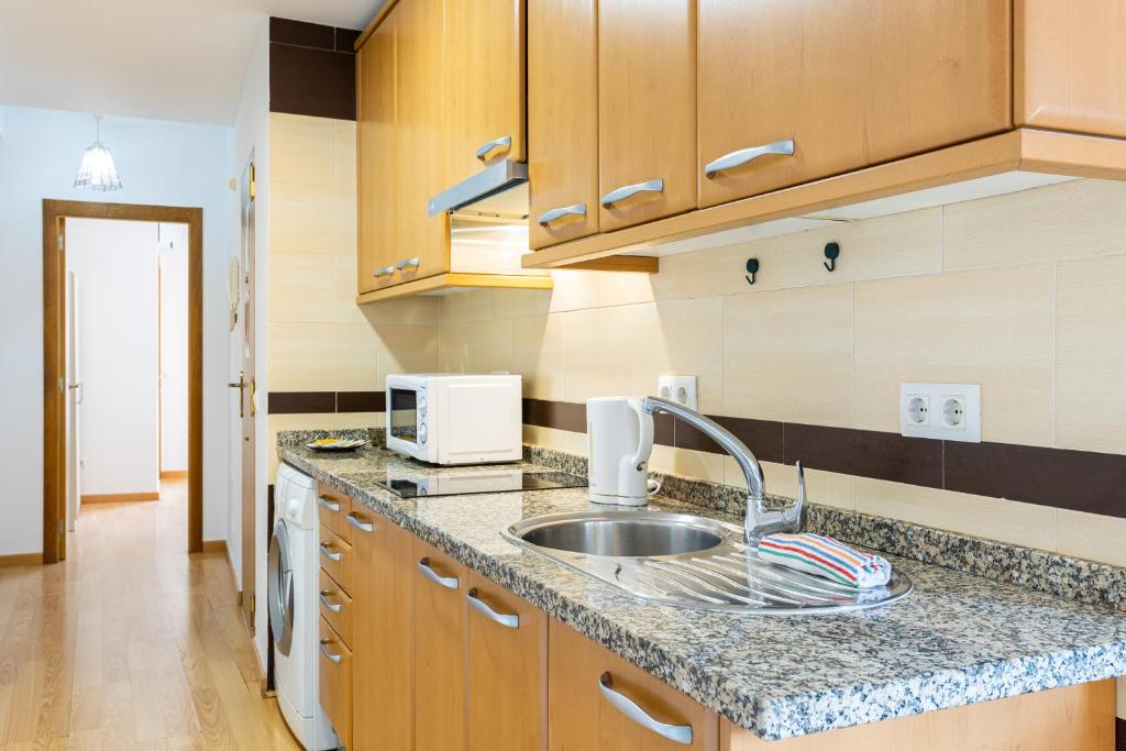 Kuchyňa alebo kuchynka v ubytovaní Holidays2Malaga Cruz Verde City center with AirCon & WiFi