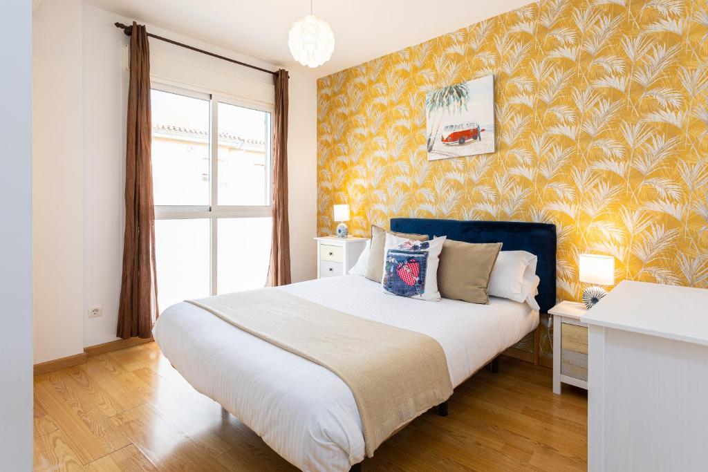Posteľ alebo postele v izbe v ubytovaní Holidays2Malaga Cruz Verde City center with AirCon & WiFi