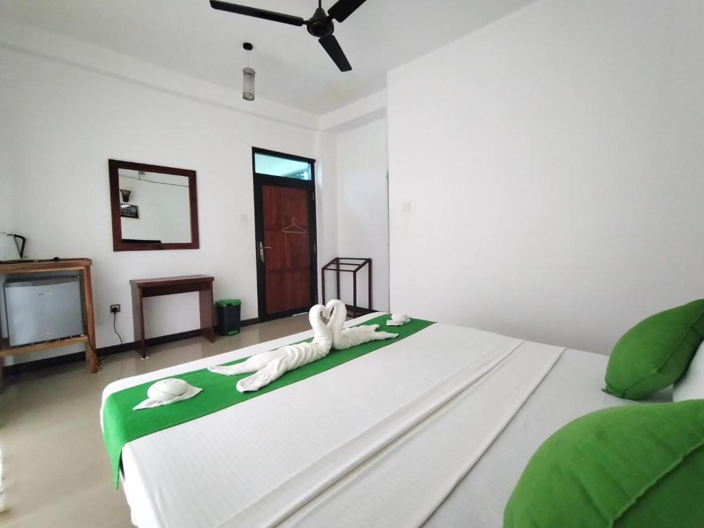 Postel nebo postele na pokoji v ubytování Village Mango Resort Yala