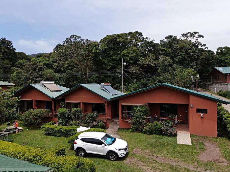 un coche blanco estacionado frente a una casa en TucanTico Lodge - Monteverde, en Monteverde
