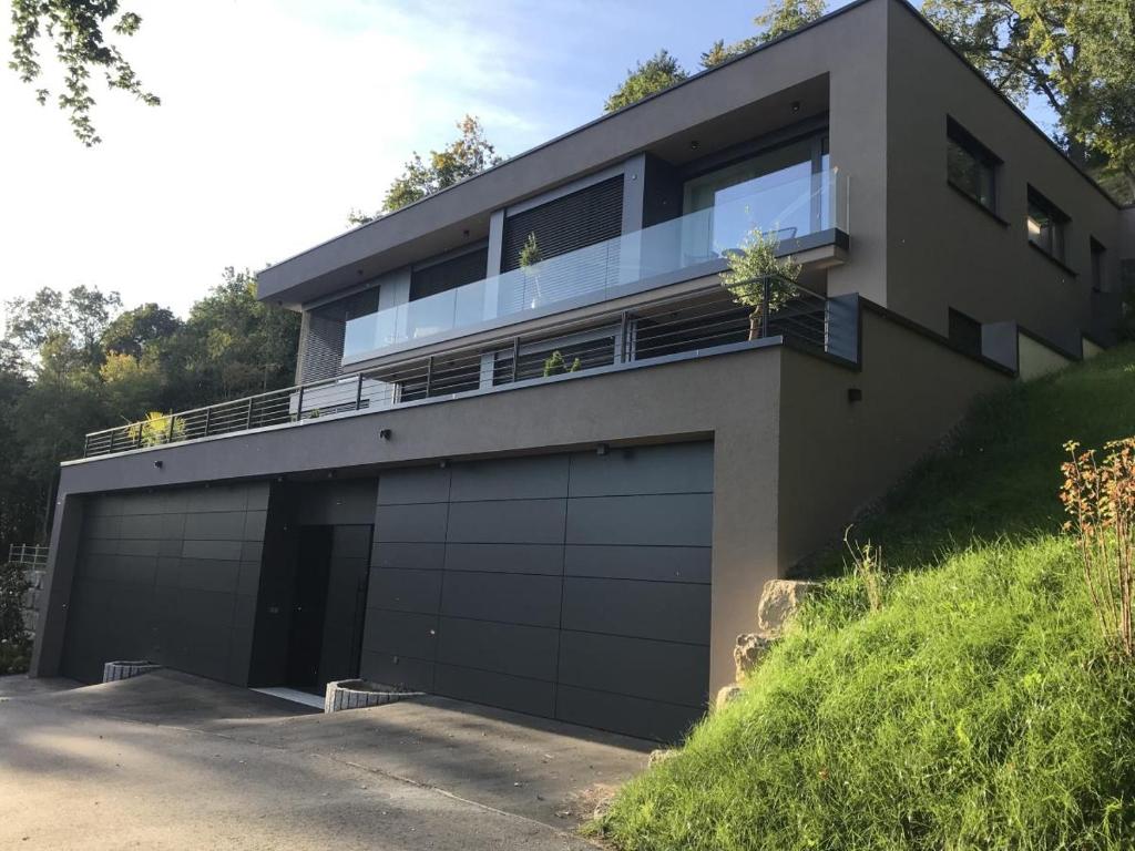 Mitten im Nirgendwo taucht es auf einmal auf - Ein repräsentativer Bau - Penthouse Garnberg I