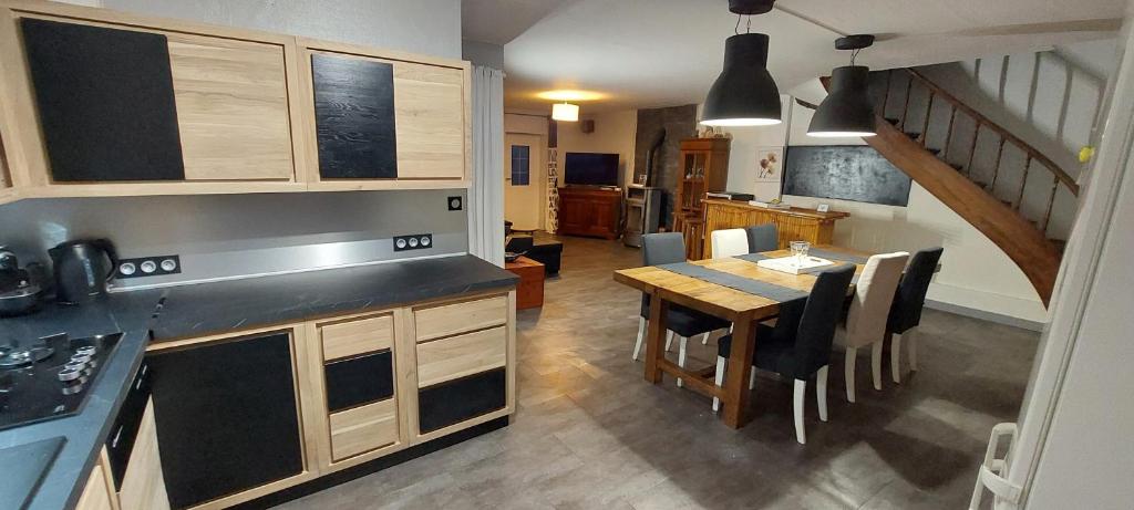 kuchnia ze stołem i jadalnią w obiekcie La talonnière, maison de village avec terrasse et 3 chambres w mieście Messas