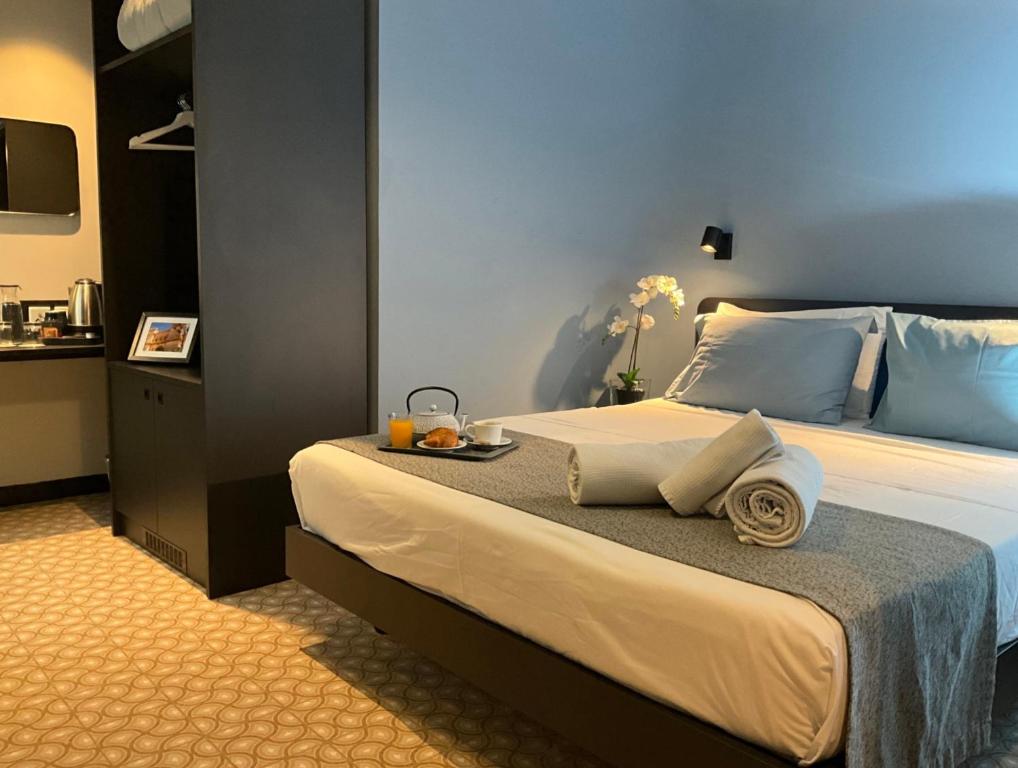 Victoria by Petit Chic - 15