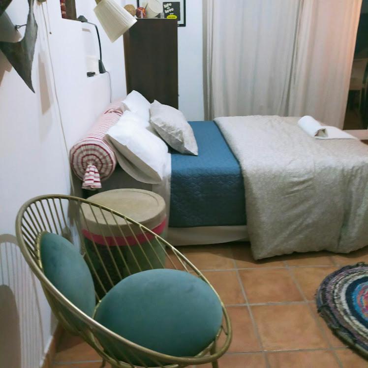 een kamer met een bed en een stoel en een bed bij Una parada a l'Anoia en apartamento compartido in Capellades