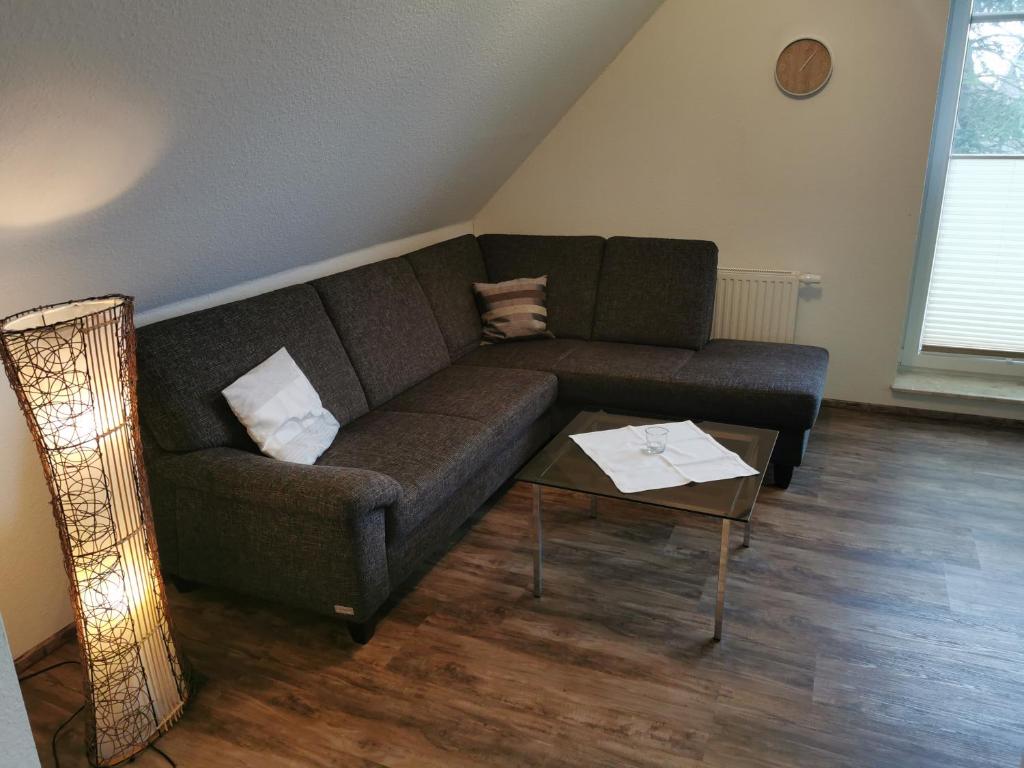- un salon avec un canapé et une table dans l'établissement FeWo Goldene Linie, à Wangerland