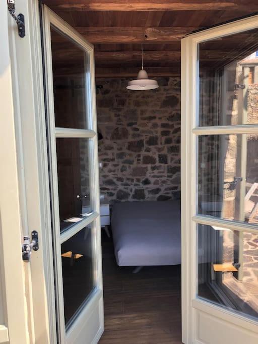 otwarte drzwi prowadzące do pokoju z kanapą w obiekcie Lemon's Cottage House, Volissos, Chios w mieście Volissos