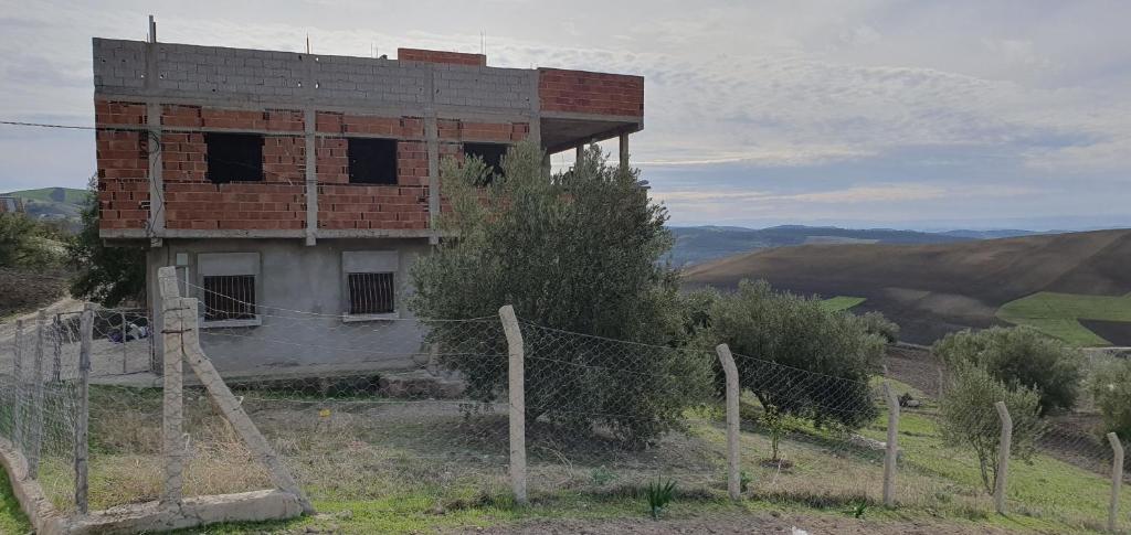 un vieux bâtiment au sommet d'une colline dans l'établissement BADR ABDELLAH, à Taounate