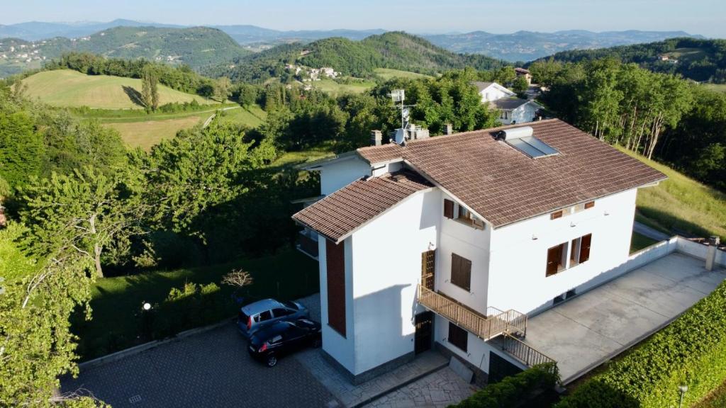 una vista aérea de una casa blanca con coche en I Bócci, en Castel dʼAiano
