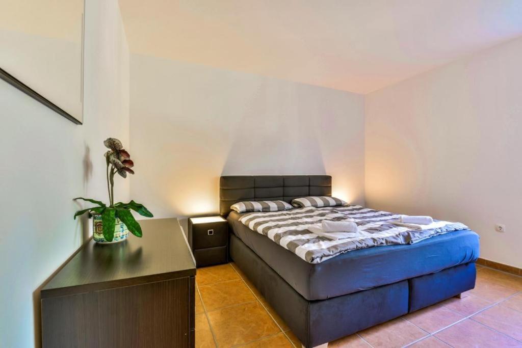 Łóżko lub łóżka w pokoju w obiekcie Apartments Lia-Jolie