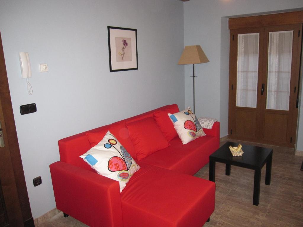 A seating area at Apartamentos Turísticos EL Duende de Carricuende