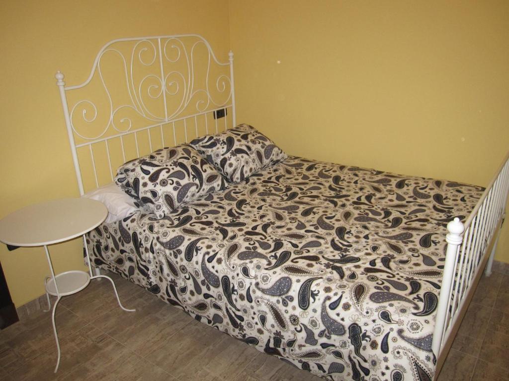 A bed or beds in a room at Apartamentos Turísticos EL Duende de Carricuende