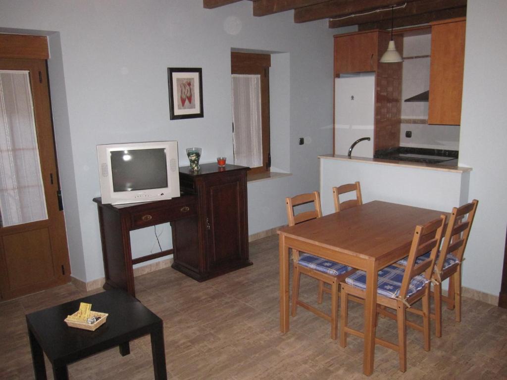 A kitchen or kitchenette at Apartamentos Turísticos EL Duende de Carricuende
