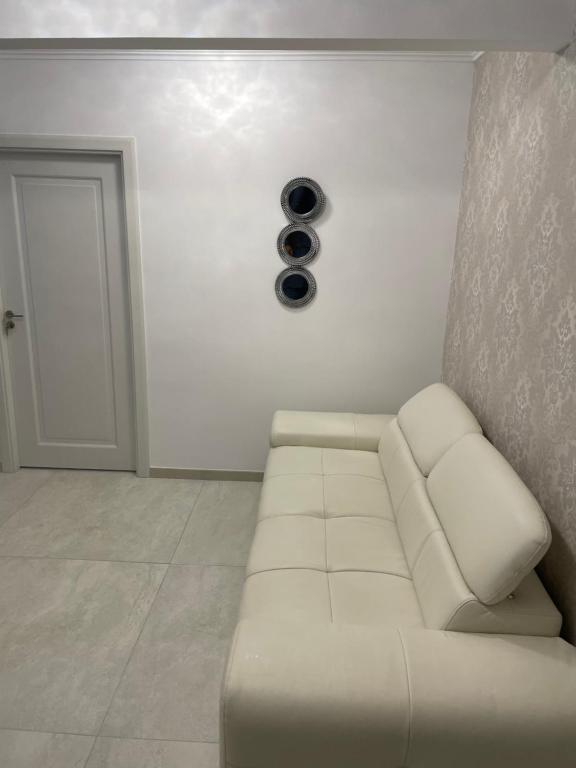 uma sala de estar com um sofá branco e uma porta em Marasesti Studio em Suceava