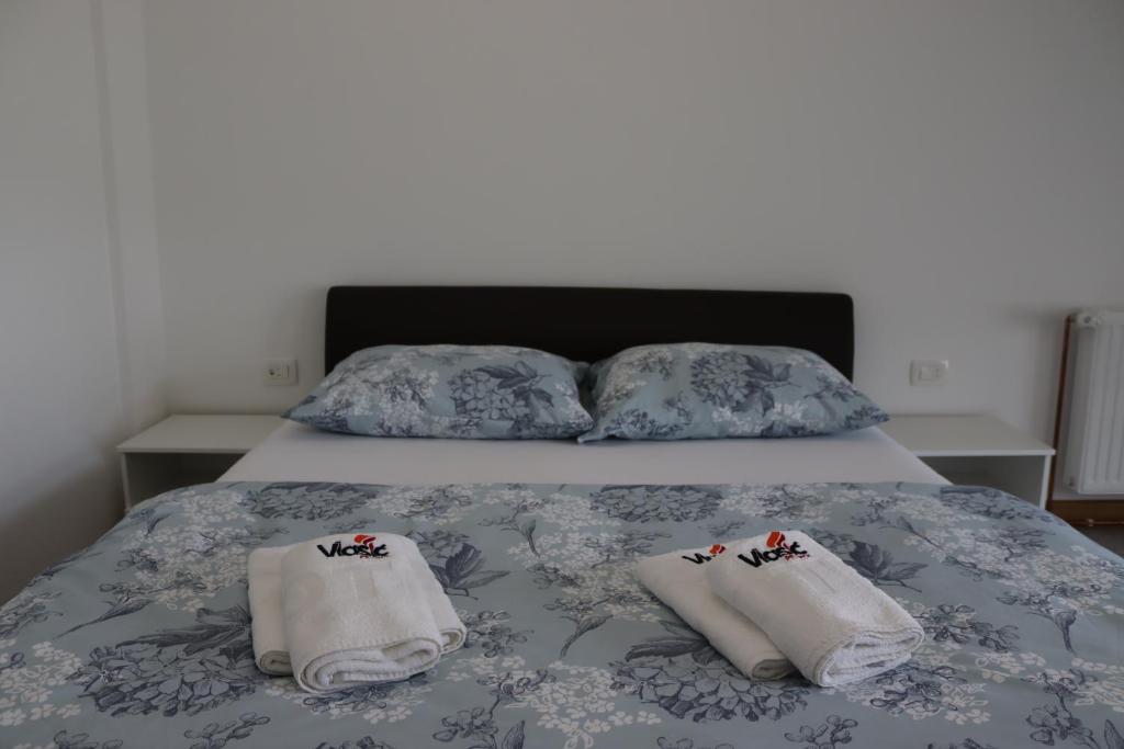 Krevet ili kreveti u jedinici u objektu Apartmani Vla&scaron;i&#x107;-Petrol