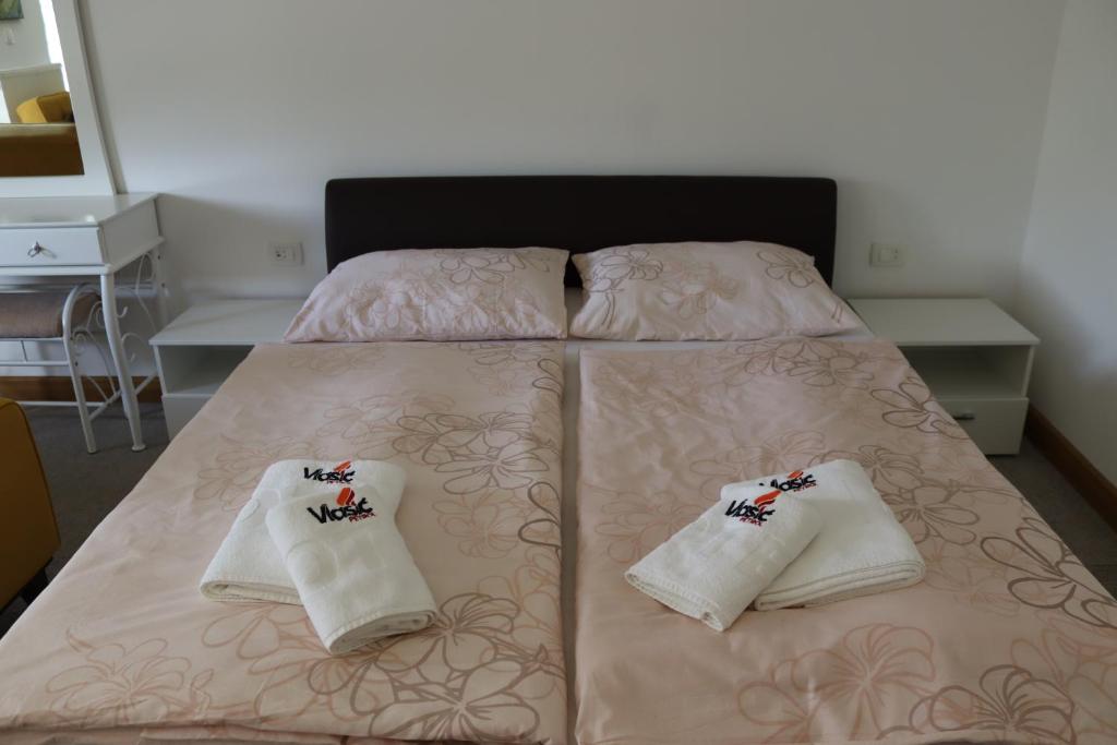 Krevet ili kreveti u jedinici u objektu Apartmani Vla&scaron;i&#x107;-Petrol
