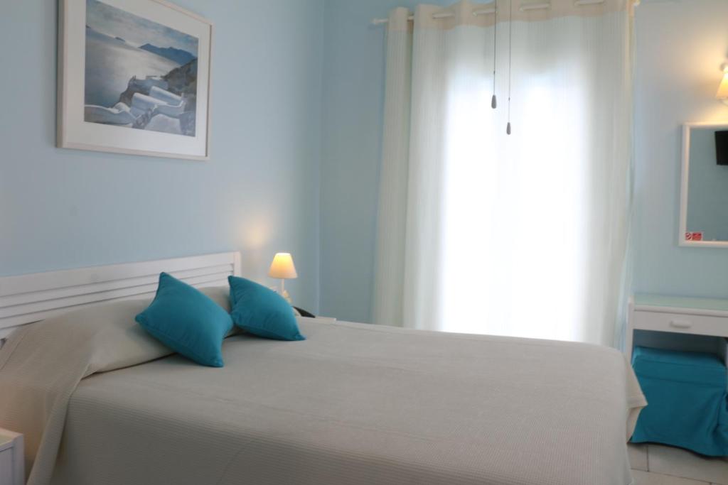 Voodi või voodid majutusasutuse SPIROS & HIROKO Hotel - ADULTS ONLY toas