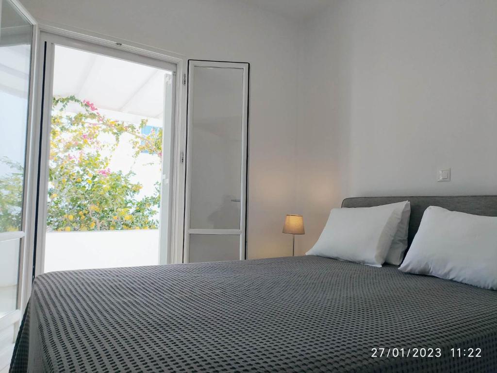 Postel nebo postele na pokoji v ubytování George's Seaside Apartments Sifnos