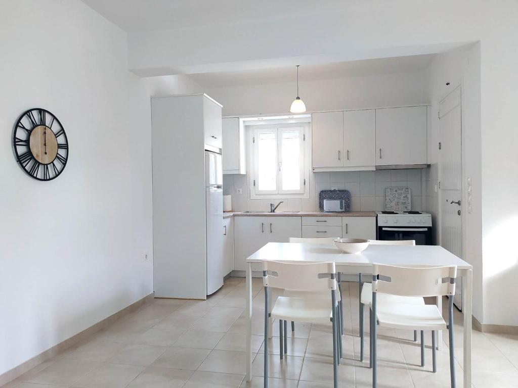 Kuchyň nebo kuchyňský kout v ubytování George's Seaside Apartments Sifnos