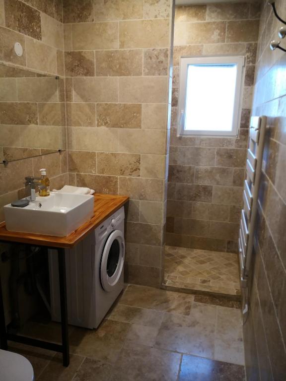 Zdjęcie z galerii obiektu Appartement entier dans dépendance w mieście Saint-Morillon