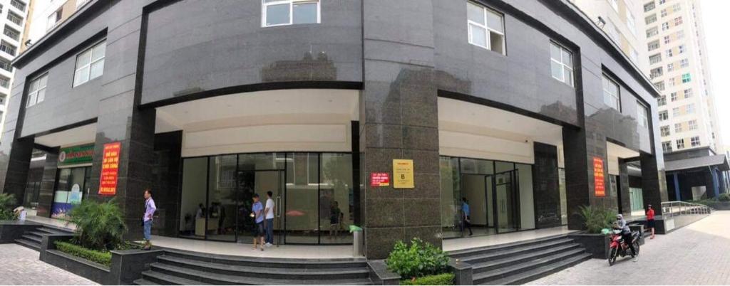 un edificio con gente parada fuera de él en New Life Tower B, Ha Long. Việt nam, en Ha Long