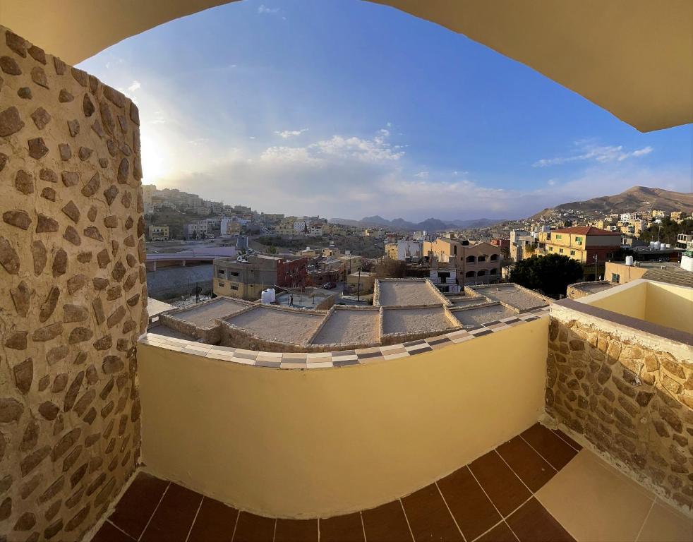 Nespecifikovaný výhled na hory nebo výhled na hory při pohledu z hotelu