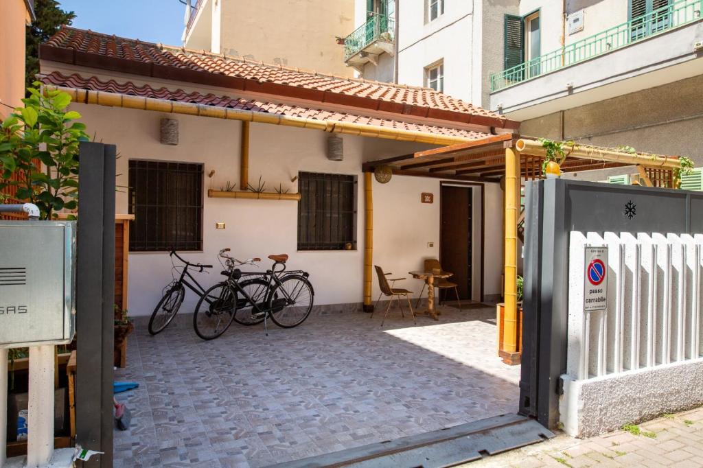 a couple of bikes parked next to a building at Villetta vicino al mare con posto auto privato in Pescara