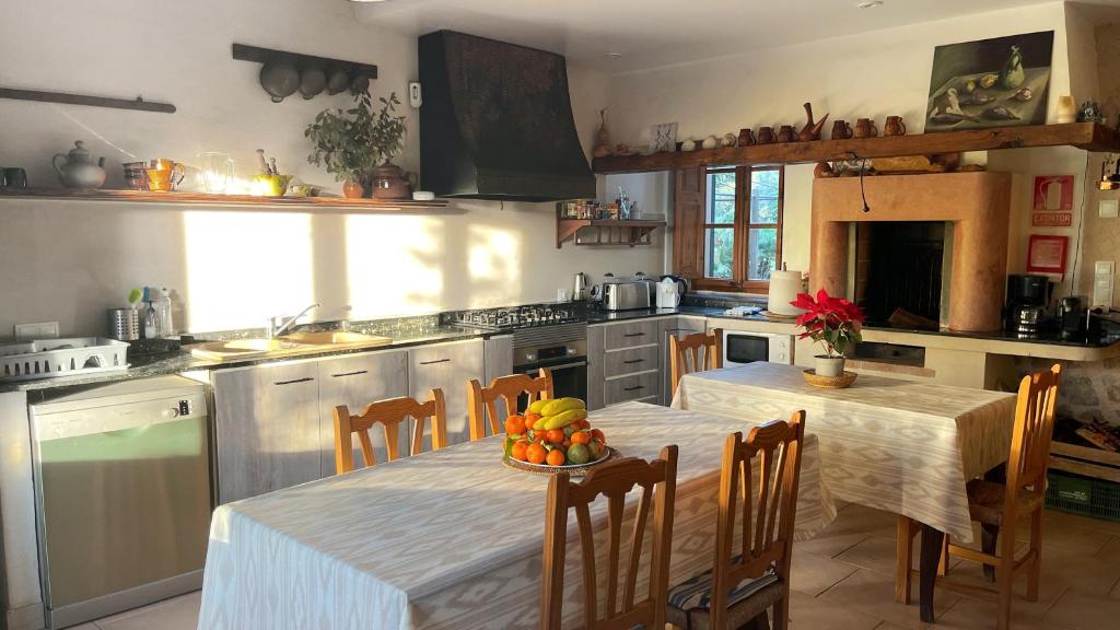Kuchyň nebo kuchyňský kout v ubytování Son Jordi nou, beautiful villa near Alaro big swimming pool, BBQ mountain views 12people