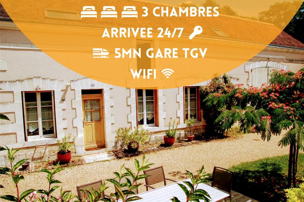 un panneau en face d'une maison avec une terrasse dans l'établissement Longère avec jardin - Vallée du Loir, à Villiers-sur-Loir