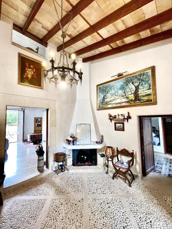 Posezení v ubytování Son Jordi nou, beautiful villa near Alaro big swimming pool, BBQ mountain views 12people