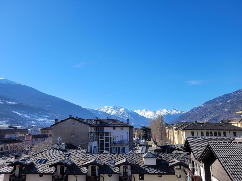 Vistas a una ciudad con montañas en el fondo en Casa vacanze- Debra, en Aosta