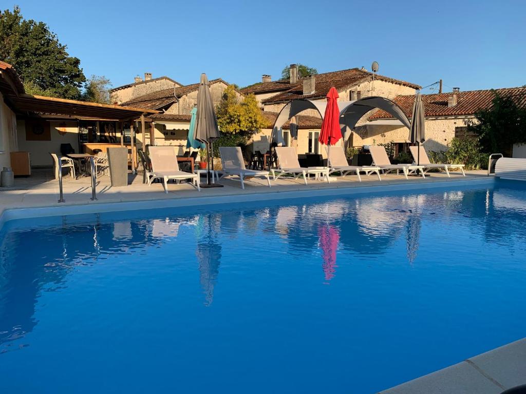 Piscine de l'établissement Le Jardin Des Hirondelles ou située à proximité