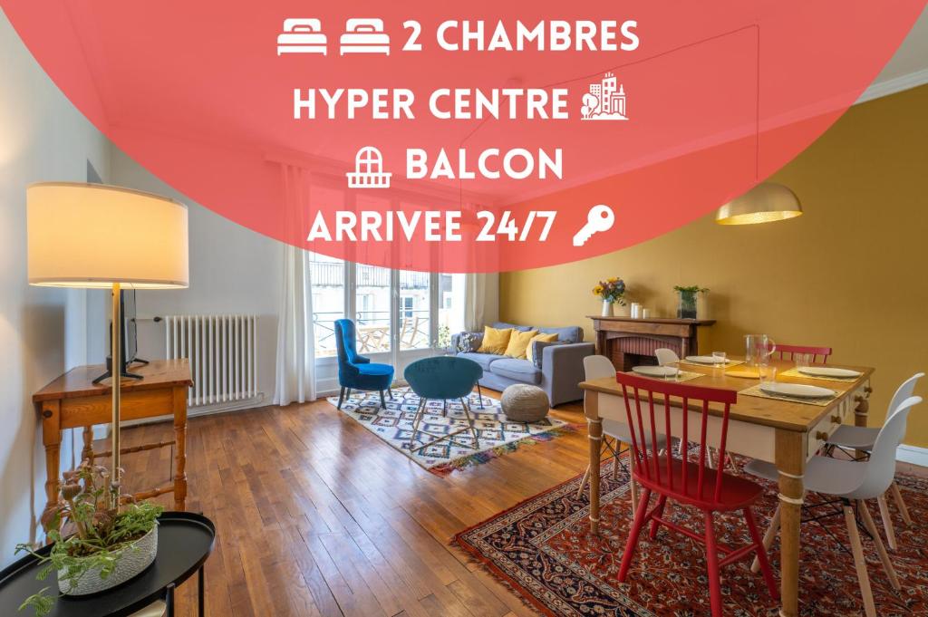 uma sala de estar com mesa e cadeiras em Tours Hyper Centre - Balcon - Arrivée autonome em Tours