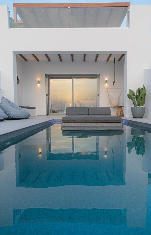Bazén v ubytování Seanfinity Beachfront Suites nebo v jeho okolí