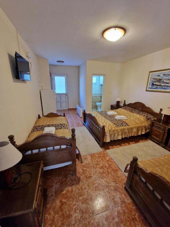 Villa Izvor - Chambre Quadruple Avec Balcon